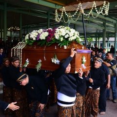 Lewat Dibawah Keranda Mayit
