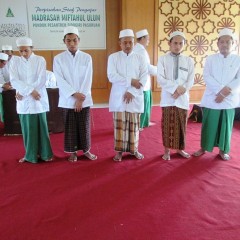 Adakan Perpisahan Guru dan Anugrah Guru Teladan