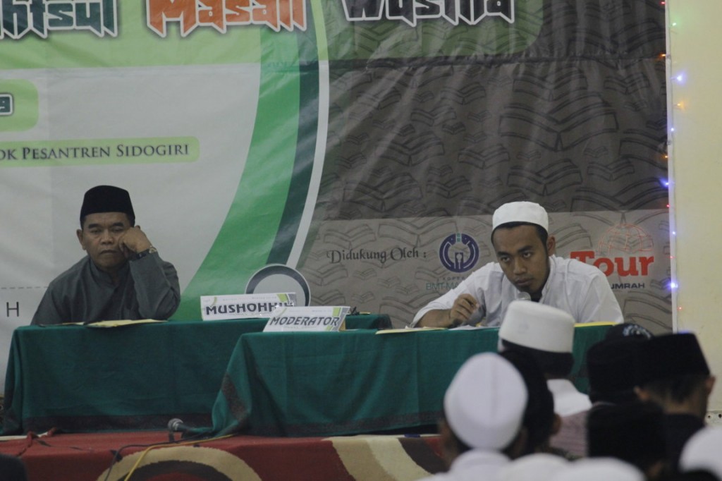 Fokus: tampak mushahhih KH. Musyaffak Bishri dan modirator Ust. Alil Wafa menyimak penjelasan salah satu anggota musyawarah BMW ke-49