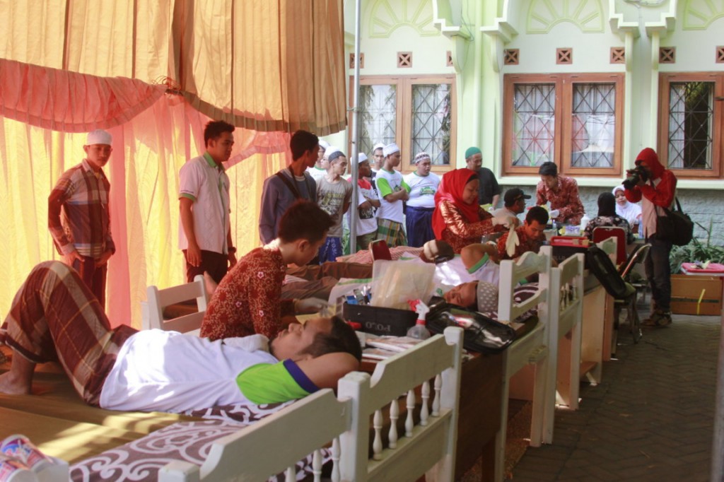Aksi donor darah dalam semarak yang digelar di depan Kantor Seketariat Pondok Pesantren Sidogiri