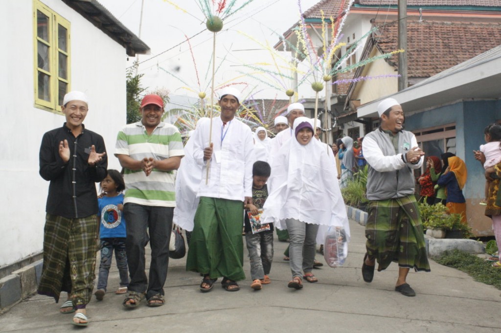 Para pasutri nikah masal sumringah mengikuti karakan di  Sekitar desa Kayukebek Tutur Pasuruan