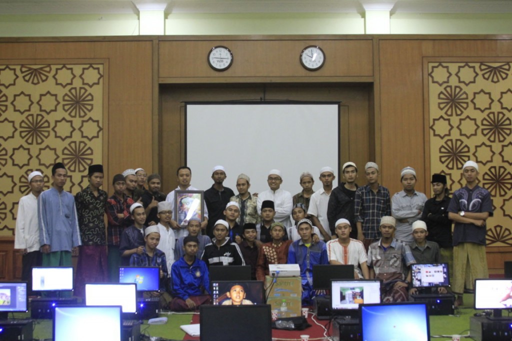 Arif Budiman berfose para desainer Pondok Pesantren Sidigiri