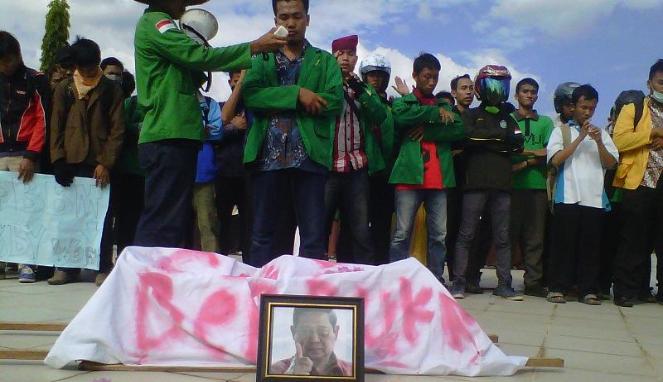 210392_mahasiswa-salat-jenazah-untuk-presiden-_663_382