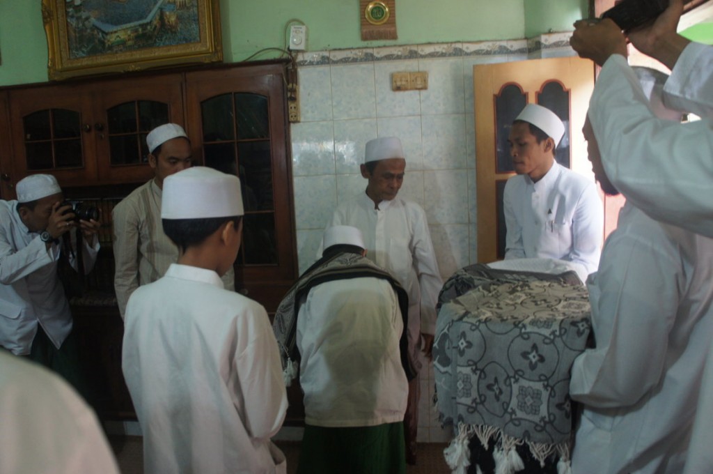 Prosesi penyematan surban kepada Wisudawan Istimewa oleh Hadratus Syaikh Kiai Nawawi Abd. Jalil