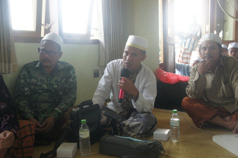 Salah satu wali murid sedang menanyakan beberapa pertanyaan Nahwiyah-Shorfiyah kepada peserta wisuda.