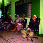 Peserta English Talk bersemangat dalam memaparkan argumen mereka di hadapan penonton.