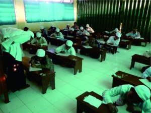Khusu': peserta ujian mustawa sedang menjawab soalan yang disediakan LPBAA.