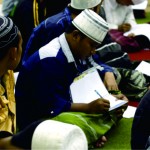 Cermat: Peserta kursus ini tidak mau ketinggalan keterangan dengan mencatat di bukunya.