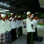Suasana peserta sedang mempraktekkan cara qunut di Masjid Lt.III.