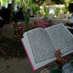 HUKUM MEMBACA AL-QURAN PADA MAYAT