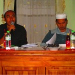 Serius: Ust. Alil Wafa saat memberikan pertanyaan kepada salah satu peserta lomba resensi kitab