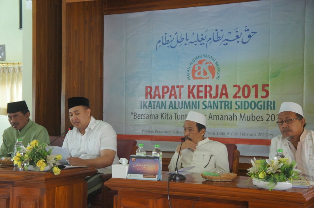 Katib Majelis Keluarga, Mas d. Nawawy Sa'dullah menyampaikan taujihat Majelis Keluarga Pondok Pesantren Sidogiri 