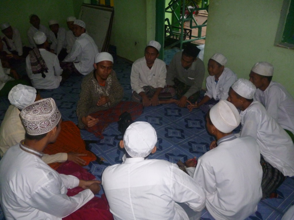 Semangat: santri Dalwa ini tampak serius memberikan pengalamannya dalam berbahasa Arab kepada santri Asrama K
