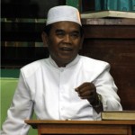 KH. Musyaffa' Bishri tampak sedang memberikan penjelasan kepada anggota LMF dan Tim Tashih di perpustakaan ruang fikih