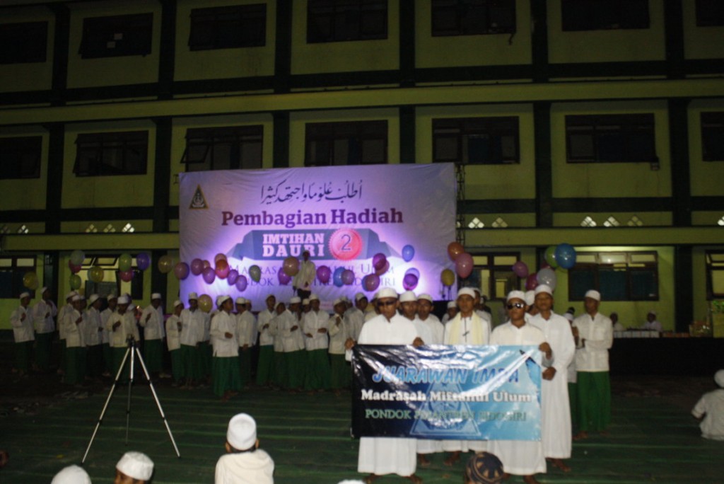 Iring-iringan para juarawan ujian kedua Madrasah Miftahul Ulum Pondok Pesantren Sidogiri