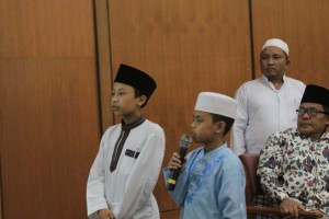 Dua bocah cilik Murid Tarbiyah I'dadiyah sedang mendemontrasikan baca kitab Fathul Qorib di hadapan para tamu