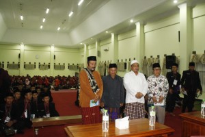 Ust. A.H. Saifullah Naji, Sekertaris Umum Pondok Pesantren Sidogiri (berbaju putih) menyambut para tamu