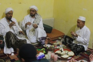 Habib Abdullah bin Abdurrahman, tampak sangat akrap sekali bersama Habib Taufik As-Segap dan keluarga Pondok Pesantren Sidogiri