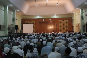 Sebelum diskusi panel dimulai Kepala Madrasah Aliyah, Ust. Abdur Qodir, menyampaikan beberapa hal kepada murid Aliyah