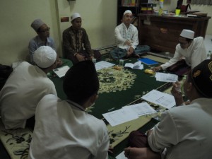 Ust. Mahbub Shonhaji (baju putih) sedang menjelaskan ketentuan warga Aliyah dan Tsanawiyah yang akan dikembalikan ke asrama asal