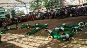 Kelas 3 H beraktrasi membentuk angka 287 