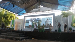 KH. Fuad Nurhasan memberi doa berkah kepada para wisudawan setelah menyerahkan hadiah kepada 3 terbaik wisuda 