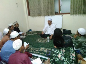 Konsen: Tampak pemateri sedang memberikan teori penulisan insya' kepada peserta pelatihan