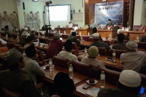Tampak Ust. Idrus Romli bersama Hakim Jaili mempresentaikan gagasannya dihadapan Majelis Keluarga
