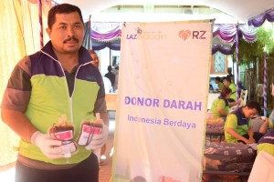 Djawadi, Kepala Bagian Unit Donor Darah (UDD) PMI Mojokerto mengemasi kantong darah yang telah dihasilkan
