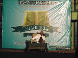 KH. Fuad bin Nurhasan bin Nurkhotim saat memberikan sanad Dalail Khairat kepada peserta