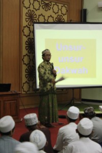 Ust. Abdul Qodir Mahrus S.Sos memaparkan kiat-kiat menjadi Da'i Profesional