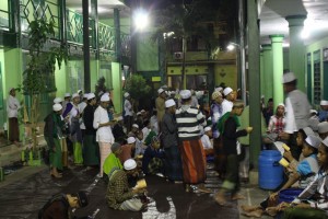 Tampak beberapa warga daerah B mentakror hafalannya