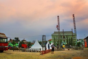 Siap-siap: Persiapan menjelang berlangsungnya acara Sidogiri Bersholawat di lapangan Sidogiri