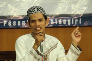 Gus Achmad Badruttamam Hasan MA sebagai narasumber saat menyampaikan materi nya 