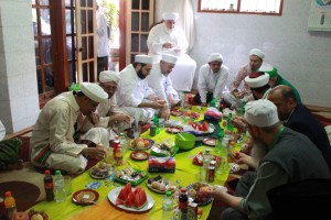 Rombongan peserta ICIS di dalem KH. A. Nawawi Abd. Djalil, Pengasuh Pondok Pesantren Sidogiri