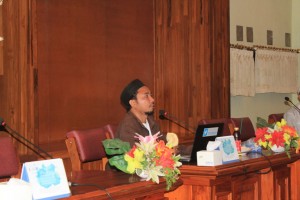 Ust. Ahmad Dairobi menyampaikan materinya di hadapan awak redaksi media Pondok Pesantren Sidogiri