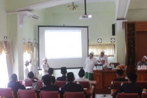 Kagum: Peserta studi banding kagum ketika murid Tarbiyah Idadiyah membaca kitab kuning dengan lancar dan lugas