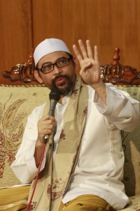 Tegas : KH. Lutfi Bashori menyampaikan argumentasinya dalam diskusi ilmiah yang diikuti oleh santri senior Pondok Pesantren Sidogiri