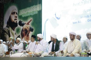 Gus Ipul (memakai kopyah hitam) sedang menemani Habib Syech tampil di acara Sidogiri Bershalawat
