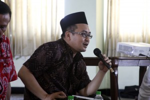 Ust. Edy Amin Direktur Kopontren Sidogiri menjelaskan tentang  