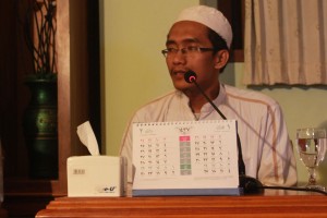 Ust Muntahal Hadi saat memberi sambutan atas nama Direktur Annajah Centre Sidogiri