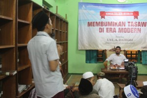 Antusias: Para pemustaka menyimak dan mengkonsultasikan pemahamannya terkait ilmu tasawuf kepada Ust. Dayrobi Naji dalam acara Konsultan Non-Reguler