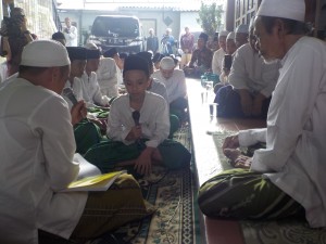 KH. A. Nawawi bin Abd. Djalil menyimak bacaan dari salah satu wisudawan 