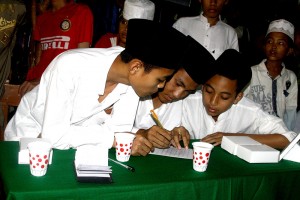 Salah satu peserta delegasi saat mengisi kolom pertanyaan