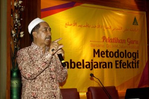 Drs. HM. Jailani Abdillah selaku pemateri saat menyampaikan materinya
