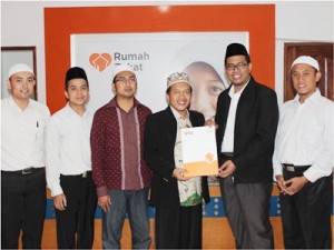 MH Masykuri Abdurahman bersama Ilham Wahyudi dari LAZ Sidogiri dalam penanda tanganan MOU dengan Rumah Zakat cabang Mataram