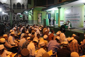 Khidmad: Para alumni PPS wilayah Pasuruan menyimak pengajian kitab fathul muin yang dibacakan oleh KH. Hasbubullah Mun'in Khalili 