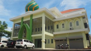 Mengah: Tampak dari dari depan Balai Diklat Santri Proffesional  