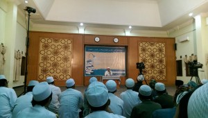 Khidmad: Segenap Staf Pengajar Madrasah Miftahul Ulum menyimak pemaparan Habib Segaf bin Hasan Baharun