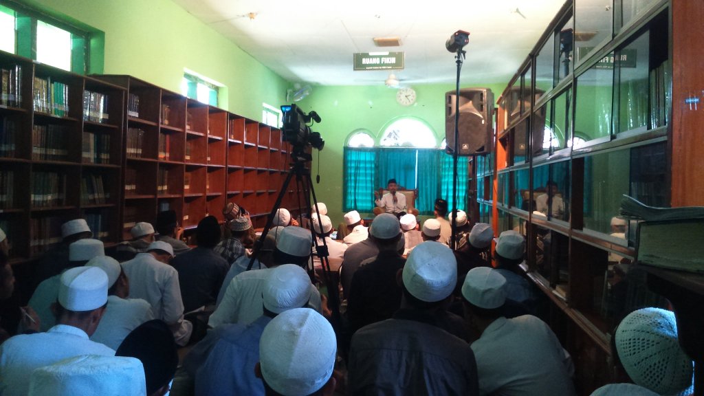 Para Pemustaka Perpustakaan membludak menghadiri acara Konsultan Non Reguler yang dihadari Ust. Idrus Ramli sebagai konsultan